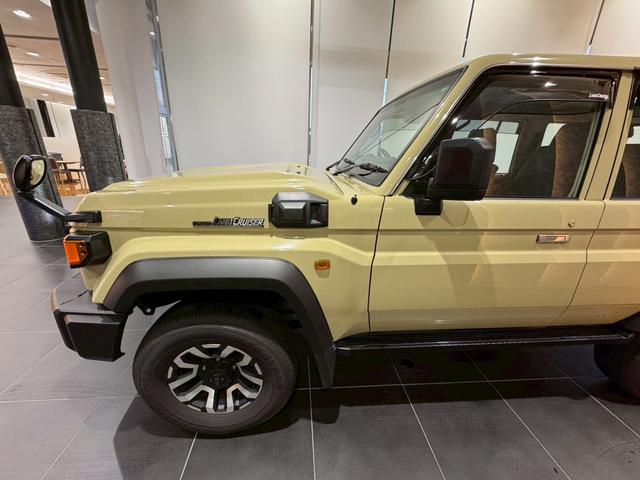 ランドクルーザー７０ ＡＸ　アルパインディスプレイオーディオ　ＨＤＭＩ端子　純正ＥＴＣ　純正バイザー　ＬＥＤヘッドライト　ウッドコンビステアリング　クルーズコントロール　バックカメラ　ヘッドライトレベライザー　アルミホイール（25枚目）