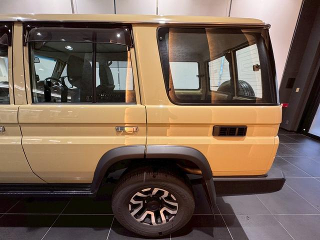 ランドクルーザー７０ ＡＸ　アルパインディスプレイオーディオ　ＨＤＭＩ端子　純正ＥＴＣ　純正バイザー　ＬＥＤヘッドライト　ウッドコンビステアリング　クルーズコントロール　バックカメラ　ヘッドライトレベライザー　アルミホイール（26枚目）