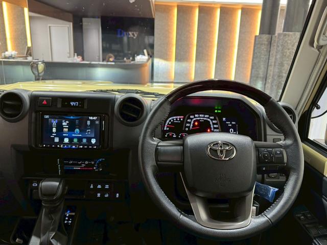 ランドクルーザー７０ ＡＸ　アルパインディスプレイオーディオ　ＨＤＭＩ端子　純正ＥＴＣ　純正バイザー　ＬＥＤヘッドライト　ウッドコンビステアリング　クルーズコントロール　バックカメラ　ヘッドライトレベライザー　アルミホイール（42枚目）