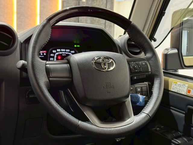 ランドクルーザー７０ ＡＸ　アルパインディスプレイオーディオ　ＨＤＭＩ端子　純正ＥＴＣ　純正バイザー　ＬＥＤヘッドライト　ウッドコンビステアリング　クルーズコントロール　バックカメラ　ヘッドライトレベライザー　アルミホイール（44枚目）