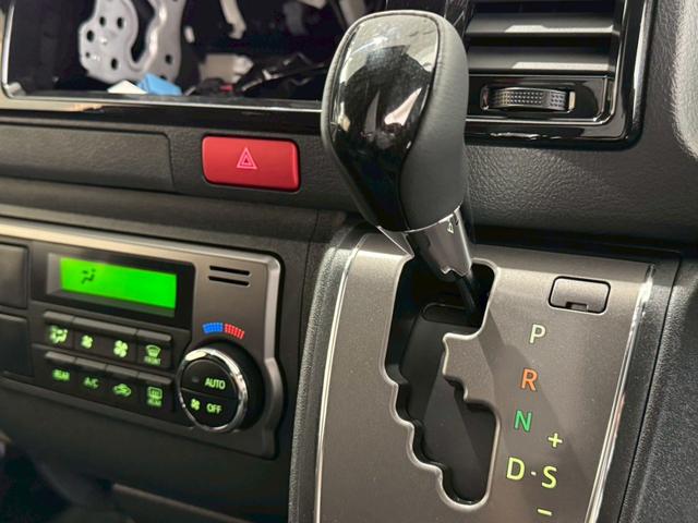 ハイエースバン ロングスーパーGL ダークプライムS デジタルインナーミラー AC100Vコンセント LEDライト 20周年スカッフプレート リアヒーター トヨタセーフティーセンス 両側電動スライドドア パノラミックビューモニター オートハイビーム(52枚目)