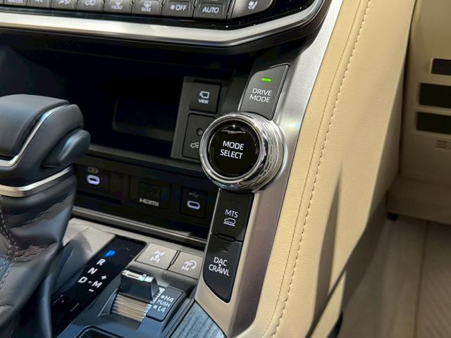 ランドクルーザー ZX 改良後モデル モデリスタエアロ リアエンターテインメント クールBOX 電動デフロック 寒冷地仕様 トノカバー ルーフレール JBLサウンドシステム ステアリングヒーター 純正ディスプレイオーディオ(66枚目)