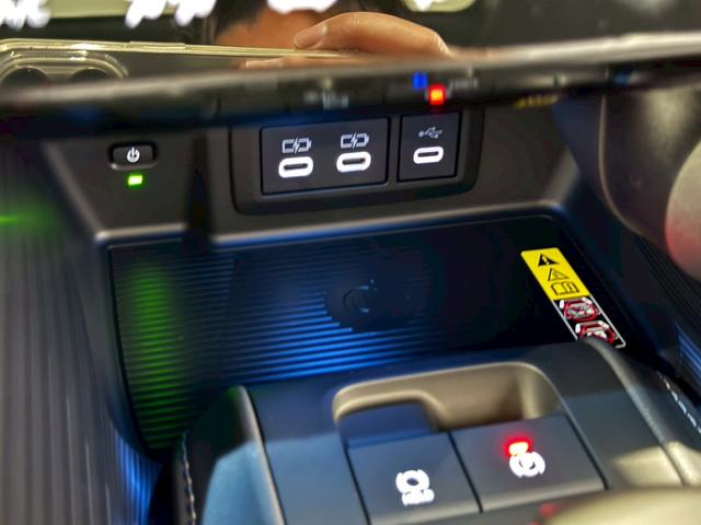 ハリアーハイブリッド Z レザーパッケージ・ナイトシェード パノラマルーフ 寒冷地仕様 シートヒーター シートクーラー パノラミックビューモニターデジタルインナーミラー パワーバックドア 置くだけ充電 ビルトインETC オートハイビームAC100Vコンセント(62枚目)