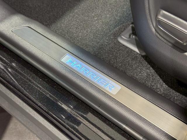 ハリアーハイブリッド Z レザーパッケージ・ナイトシェード パノラマルーフ 寒冷地仕様 シートヒーター シートクーラー パノラミックビューモニターデジタルインナーミラー パワーバックドア 置くだけ充電 ビルトインETC オートハイビームAC100Vコンセント(71枚目)