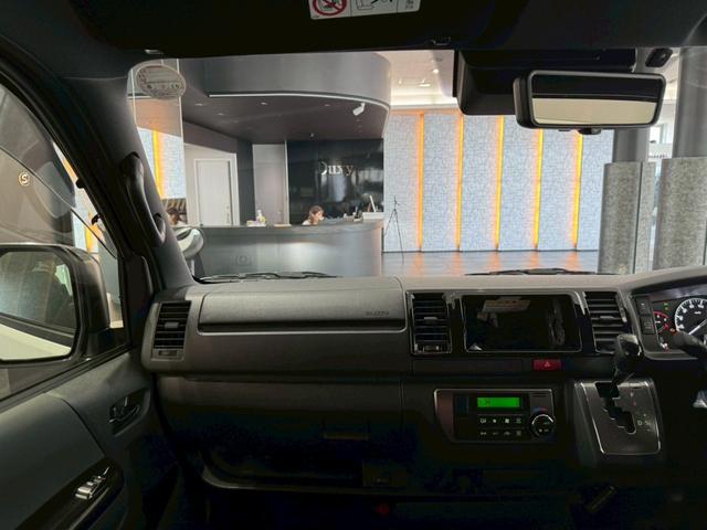 ハイエースバン ロングスーパーGL ダークプライムS デジタルインナーミラー AC100Vコンセント LEDライト 20周年スカッフプレート リアヒーター トヨタセーフティーセンス 両側電動スライドドア パノラミックビューモニター オートハイビーム(43枚目)