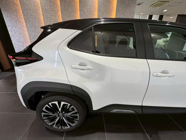 ヤリスクロス ハイブリッドZ パノラミックビュー パワーバックドア トヨタチームメイト カラーヘッドアップディスプレイ アダクティブハイビーム シートヒーター HDMI端子 ブラインドスポット 純正DAナビ フルセグTV ETC(22枚目)