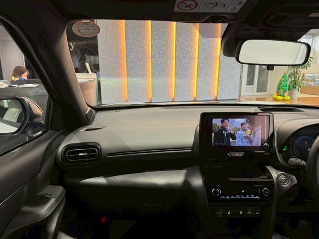 ヤリスクロス ハイブリッドZ パノラミックビュー パワーバックドア トヨタチームメイト カラーヘッドアップディスプレイ アダクティブハイビーム シートヒーター HDMI端子 ブラインドスポット 純正DAナビ フルセグTV ETC(53枚目)