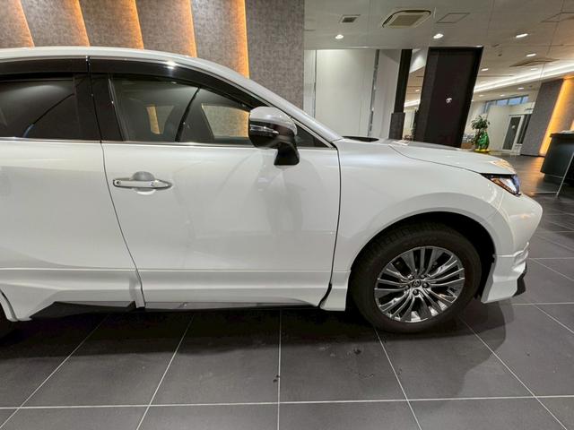 ハリアーハイブリッド Z レザーパッケージ モデリスタエアロ 調光パノラマルーフ パノラミックビューカメラ デジタルミラー JBLプレミアムサウンド パワーバックドア ビルトインETC ステアリングヒーター シートクーラー シートヒーター(23枚目)