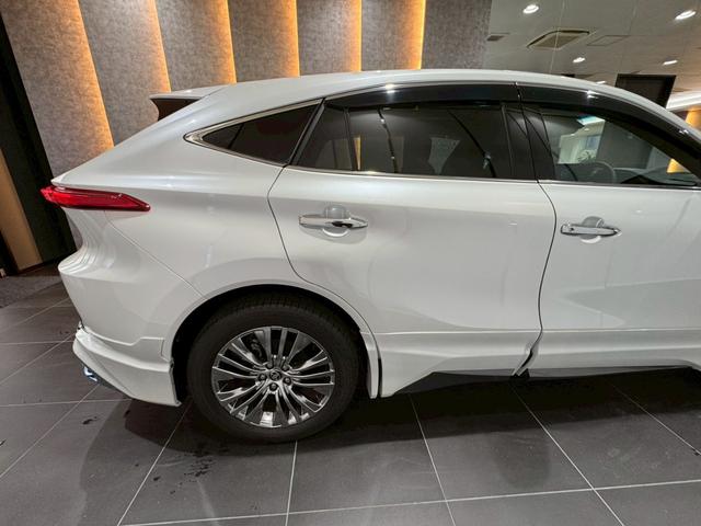 ハリアーハイブリッド Z レザーパッケージ モデリスタエアロ 調光パノラマルーフ パノラミックビューカメラ デジタルミラー JBLプレミアムサウンド パワーバックドア ビルトインETC ステアリングヒーター シートクーラー シートヒーター(24枚目)