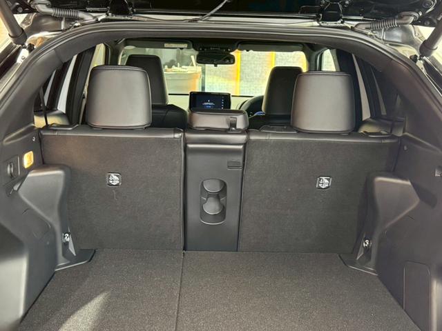 ヤリスクロス ハイブリッドZ ウルバーノ 登録済み未使用車 チームメイト パノラミックビュー パワーバックドア ステアリングヒーター シートヒータ ベンチレーション HDMI端子 純正DAナビ フルセグTV BSM ETC2.0 純正18AW(41枚目)