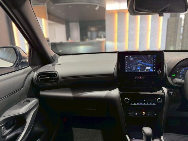 ヤリスクロス ハイブリッドZ ウルバーノ 登録済み未使用車 チームメイト パノラミックビュー パワーバックドア ステアリングヒーター シートヒータ ベンチレーション HDMI端子 純正DAナビ フルセグTV BSM ETC2.0 純正18AW(56枚目)