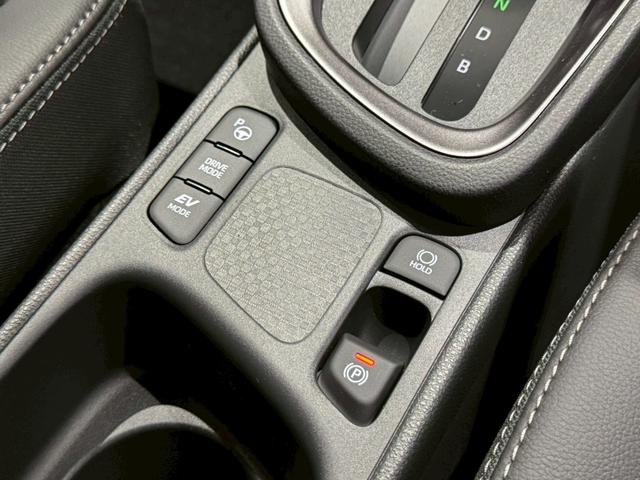 ヤリスクロス ハイブリッドZ ウルバーノ 登録済み未使用車 チームメイト パノラミックビュー パワーバックドア ステアリングヒーター シートヒータ ベンチレーション HDMI端子 純正DAナビ フルセグTV BSM ETC2.0 純正18AW(65枚目)