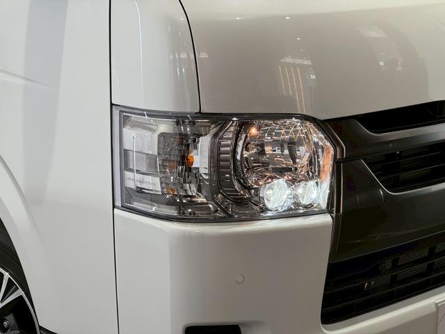 ハイエースバン ロングスーパーGL ダークプライムS ディーゼルターボ 20thスカッフプレート パノラミックビューカメラ 純正OPアルミホイール ダークプライムS専用フロントシート デジタルミラー AC100Vコンセント LEDヘッドライト 安全装置(11枚目)