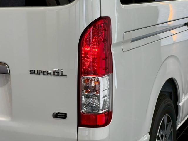 ハイエースバン ロングスーパーGL ダークプライムS ディーゼルターボ 20thスカッフプレート パノラミックビューカメラ 純正OPアルミホイール ダークプライムS専用フロントシート デジタルミラー AC100Vコンセント LEDヘッドライト 安全装置(34枚目)