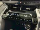 運転席中央のスイッチ類サンルーフの開閉や室内灯の調整などができます☆彡とSOSコールもついております。ボタンを集約することで操作に集中できます。大型のルームランプが搭載されていますので華やかに演☆彡
