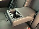 大型アームレスト兼カップホルダー、大きなソフトパット付のアームレストです。室内空間のわりに大きなアームレストは運転時のストレス改善につながります。　シンプルなものですが抜かりなく。これがＴＨＥトヨタ