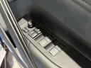【パワーウィンドウ】運転席オートパワーウィンドウを装備しております!一度ボタンを押し込むだけで、全開まで開閉が可能ですので、とっても便利な機能です!夜間はスイッチの部分が光りますので視認性もございます