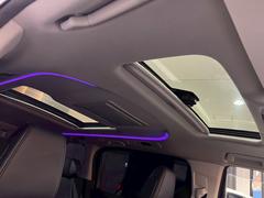 メーカーオプションのムーンルーフ☆彡快適なドライブをお楽しみください♪大きな開口部でたくさんの光を取り込んでくれます。室内が明るくなりますね。明るい室内で太陽をいっぱい浴びれる気持ちの良い空間です。 5