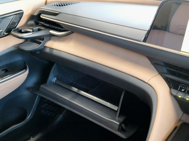 クラウンスポーツ Z 運転席・助手席ドリンクホルダー パノラミックビューモニター ブラインドスポットモニター デジタルミラー ハンズフリーパワーバックドア シートメモリー シートヒーター パワーシート 1500W電源 TV(57枚目)