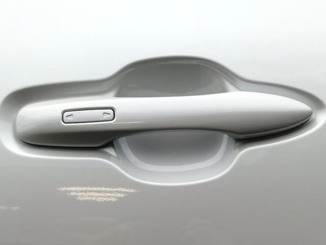 ユニバーサルステップ　デジタルミラー　寒冷地仕様　左右独立ムーンルーフ　１５００Ｗ電源　パノラミックビューモニター　シートエアコン　シートヒーター　置くだけ充電　ＥＴＣ２．０　パワーバックドア　　ＴＶ