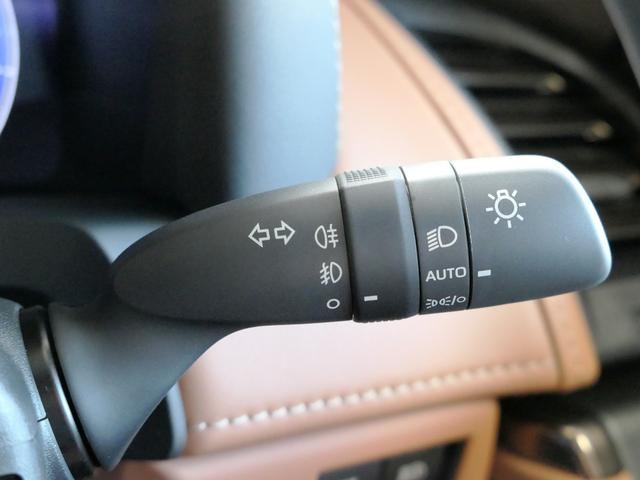 ユニバーサルステップ　デジタルミラー　寒冷地仕様　左右独立ムーンルーフ　１５００Ｗ電源　パノラミックビューモニター　シートエアコン　シートヒーター　置くだけ充電　ＥＴＣ２．０　パワーバックドア　　ＴＶ