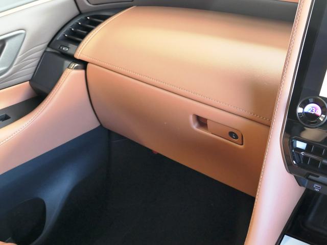 ユニバーサルステップ　デジタルミラー　寒冷地仕様　左右独立ムーンルーフ　１５００Ｗ電源　パノラミックビューモニター　シートエアコン　シートヒーター　置くだけ充電　ＥＴＣ２．０　パワーバックドア　　ＴＶ