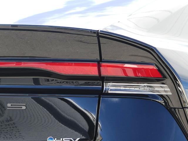 プリウス Ｚ　デジタルインナーミラー　スペアタイヤ　１２．３インチＤＡ　サイドバイザー　パノラミックビューモニター　パワーシート　パワーバックドア　シートメモリー　ブラインドスポットモニター　　ＥＴＣ２．０　赤内装（23枚目）