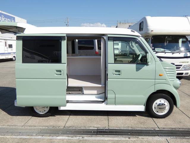 エブリイ 　移動販売車　キッチンカー　ケータリングカー　フードトラック　自社新規架装モデル　２槽シンク　フォーセット　フローリングフロア　後席仕切り版　耐水耐油シート　給排水タンク　Ｌ字カウンター　販売カウンター（23枚目）