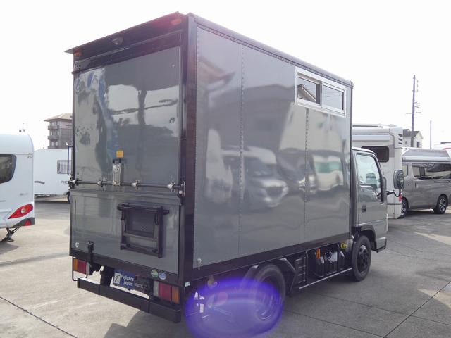 ディーゼル 4WD 移動販売車 キッチンカー ケータリングカー 跳ね上げ式販売口 3槽シンク 200L給排水タンク ガス式フライヤー 換気扇 キッチンパネル 4枚サッシ フローリングフロア(27枚目)
