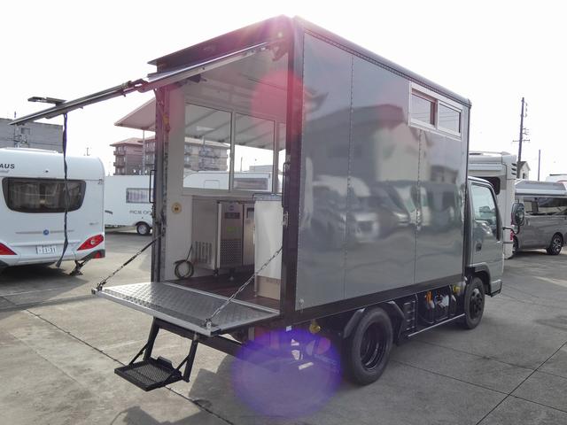 ディーゼル 4WD 移動販売車 キッチンカー ケータリングカー 跳ね上げ式販売口 3槽シンク 200L給排水タンク ガス式フライヤー 換気扇 キッチンパネル 4枚サッシ フローリングフロア(37枚目)