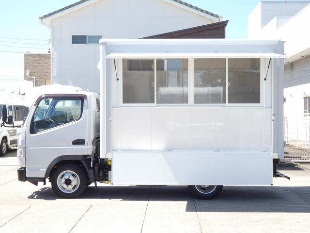 キャンター 　移動販売車　キッチンカー　ケータリングカー　ベース車　自社新規架装モデル　上下開口式　跳ね上げ式販売口　オフセットパネル　キッチンパネル　フローリングフロア　換気扇　４枚サッシ（14枚目）