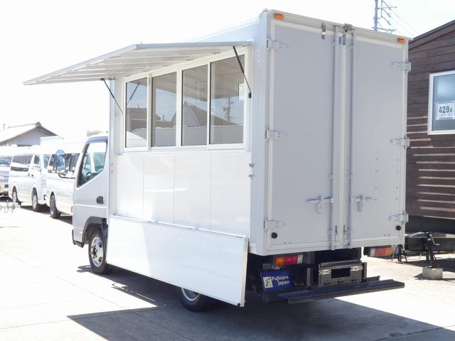 キャンター 　移動販売車　キッチンカー　ケータリングカー　ベース車　自社新規架装モデル　上下開口式　跳ね上げ式販売口　オフセットパネル　キッチンパネル　フローリングフロア　換気扇　４枚サッシ（15枚目）