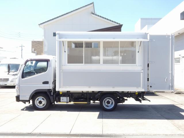 キャンター 　移動販売車　キッチンカー　ケータリングカー　ベース車　自社新規架装モデル　上下開口式　跳ね上げ式販売口　オフセットパネル　キッチンパネル　フローリングフロア　換気扇　４枚サッシ（17枚目）