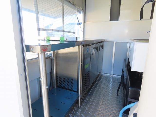 キャリイトラック キッチンカー 移動販売車 8ナンバー 200L給排水タンク 3槽シンク 100V冷蔵庫 換気扇 外部電源 ミラー型ドラレコ ACコンセント 集中ドアロック 2025年タイヤ キーレス オートライト(13枚目)