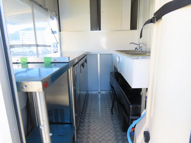 キャリイトラック キッチンカー 移動販売車 8ナンバー 200L給排水タンク 3槽シンク 100V冷蔵庫 換気扇 外部電源 ミラー型ドラレコ ACコンセント 集中ドアロック 2025年タイヤ キーレス オートライト(14枚目)