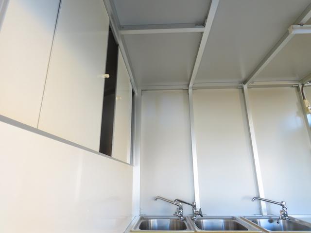 キャリイトラック キッチンカー 移動販売車 8ナンバー 200L給排水タンク 3槽シンク 100V冷蔵庫 換気扇 外部電源 ミラー型ドラレコ ACコンセント 集中ドアロック 2025年タイヤ キーレス オートライト(16枚目)