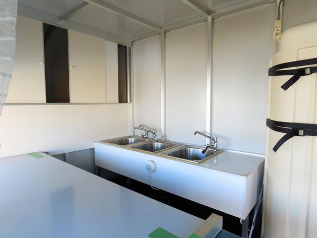 キャリイトラック キッチンカー 移動販売車 8ナンバー 200L給排水タンク 3槽シンク 100V冷蔵庫 換気扇 外部電源 ミラー型ドラレコ ACコンセント 集中ドアロック 2025年タイヤ キーレス オートライト(17枚目)