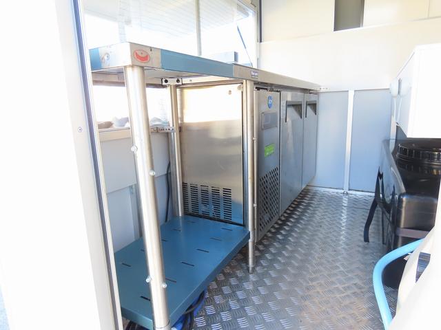 キャリイトラック キッチンカー 移動販売車 8ナンバー 200L給排水タンク 3槽シンク 100V冷蔵庫 換気扇 外部電源 ミラー型ドラレコ ACコンセント 集中ドアロック 2025年タイヤ キーレス オートライト(18枚目)