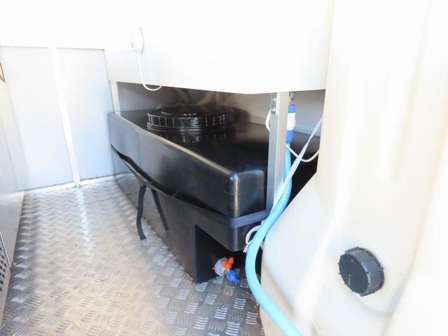 キャリイトラック キッチンカー 移動販売車 8ナンバー 200L給排水タンク 3槽シンク 100V冷蔵庫 換気扇 外部電源 ミラー型ドラレコ ACコンセント 集中ドアロック 2025年タイヤ キーレス オートライト(19枚目)
