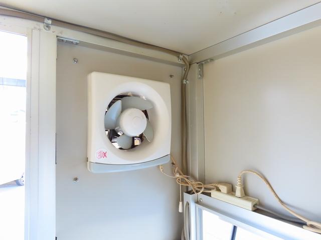 キャリイトラック キッチンカー 移動販売車 8ナンバー 200L給排水タンク 3槽シンク 100V冷蔵庫 換気扇 外部電源 ミラー型ドラレコ ACコンセント 集中ドアロック 2025年タイヤ キーレス オートライト(27枚目)