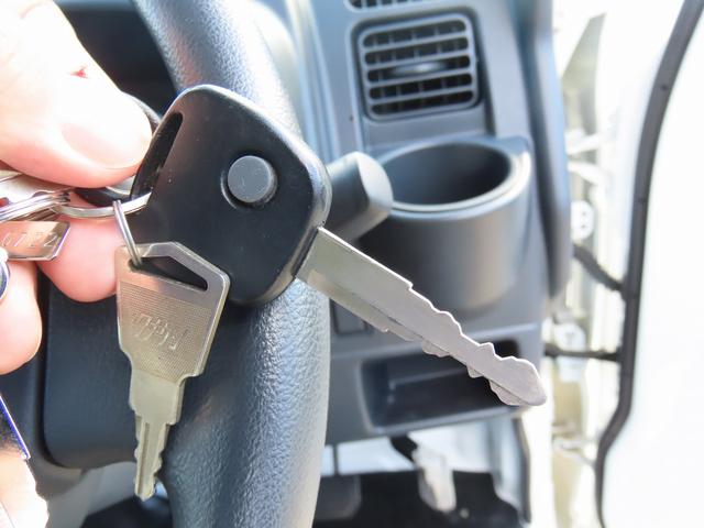 キャリイトラック キッチンカー 移動販売車 8ナンバー 200L給排水タンク 3槽シンク 100V冷蔵庫 換気扇 外部電源 ミラー型ドラレコ ACコンセント 集中ドアロック 2025年タイヤ キーレス オートライト(31枚目)