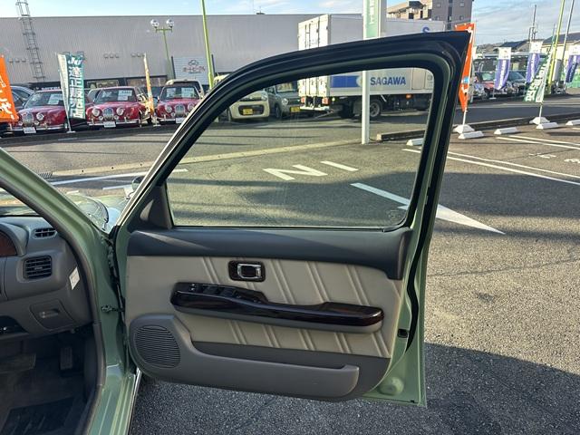 ���U�[�d�l�̃h�A�g�����ł��I�^�]�Ȃ̑��̓I�[�g�@�\�t���ł��B