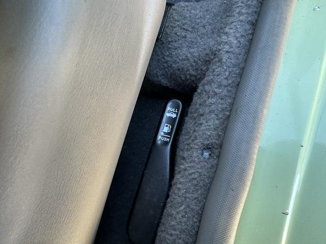 �^�]�ȉ��ɂ́A�������ƃg�����N�̃I�[�v�i�[���o�[������܂��B���ɉ����Ƌ������A��ɏグ��ƃg�����N���J���܂��B