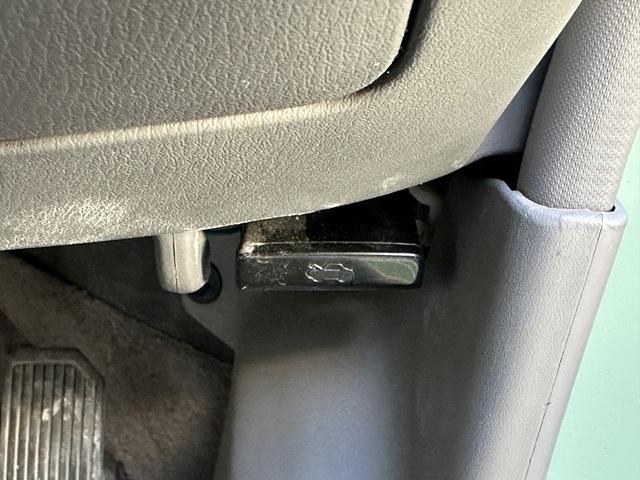 �^�]�ȑ����ɂ́A�{���l�b�g�̃I�[�v�i�[������܂��B��O�Ɉ����ƃ��b�N����������܂��B