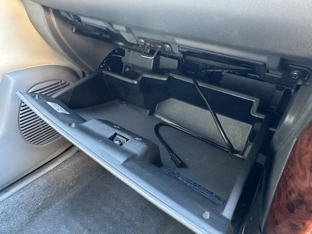 ����ȑ��̃O���[�u�{�b�N�X�ł��B�O���[�u�{�b�N�X���ɂt�r�a�P�[�u�����t���Ă��܂��B�g�т̏[�d�ɂ����p���������B