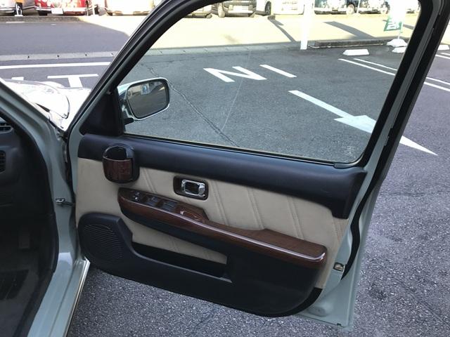 �^�]�ȑ��̓��h�A�ł��B���ȃV�[�g�Ɠ��F�̃h�A�g�����A���b�L�C���i�[�n���h���A�ؖڒ��̎���聕�h�����N�z���_�[�ȂǁA�����̕��͋C�ƍ��킹�܂����B