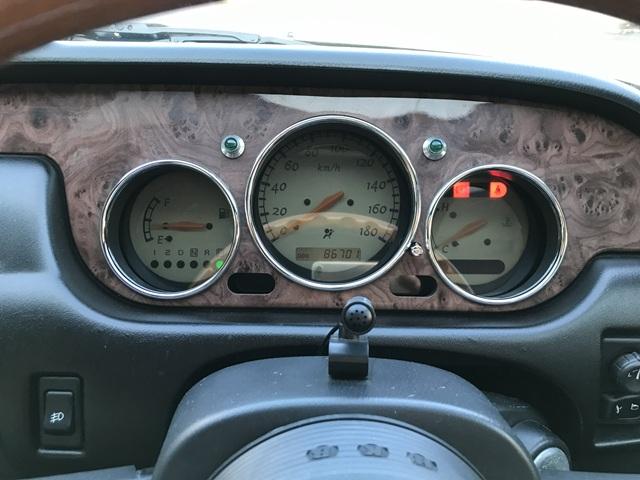 �ی`�̃z���C�g���[�^�[�ł��B���ÓI�ȋC�����ĂыN�����f�U�C���ł��B