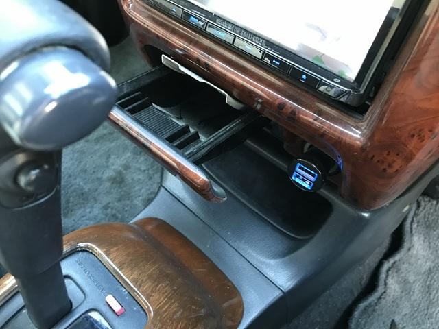 ���j�^�[�̉��ɂ͊D�M�ƃV�K�[�\�P�b�g������܂��B