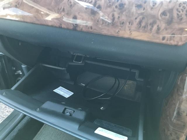 �O���[�u�{�b�N�X�ł��B�g�ѓd�b�Ȃǂ��[�d�ł���Q�[�u���t���ł��B