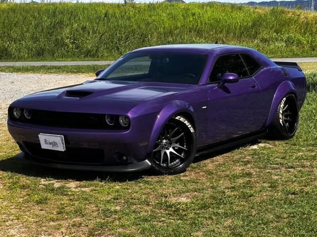ダッジ・チャレンジャー Ｒ／Ｔ　後期型　ボディーコーティング済み　ワイドボディー　Ｂｏｒｌａマフラー　サンルーフ　２０１９年モデル　社外２０インチＡＷ　ビルシュタイン　ＡｐｐｌｅＣａｒＰｌａｙ　１年中古並行　オートチェック有り（3枚目）